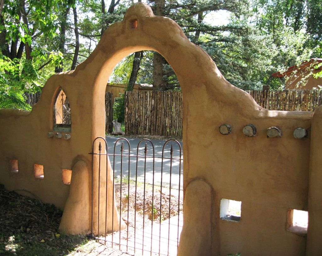 The TAOS Distillery Gardens
Hoa's arched gate