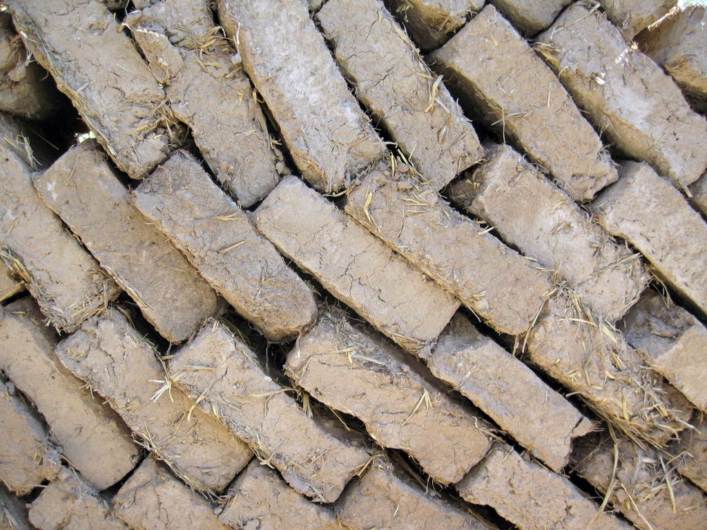 Adobe wall in the TAOS distillery casita - view of the straw that strengthens the mud bricks. 